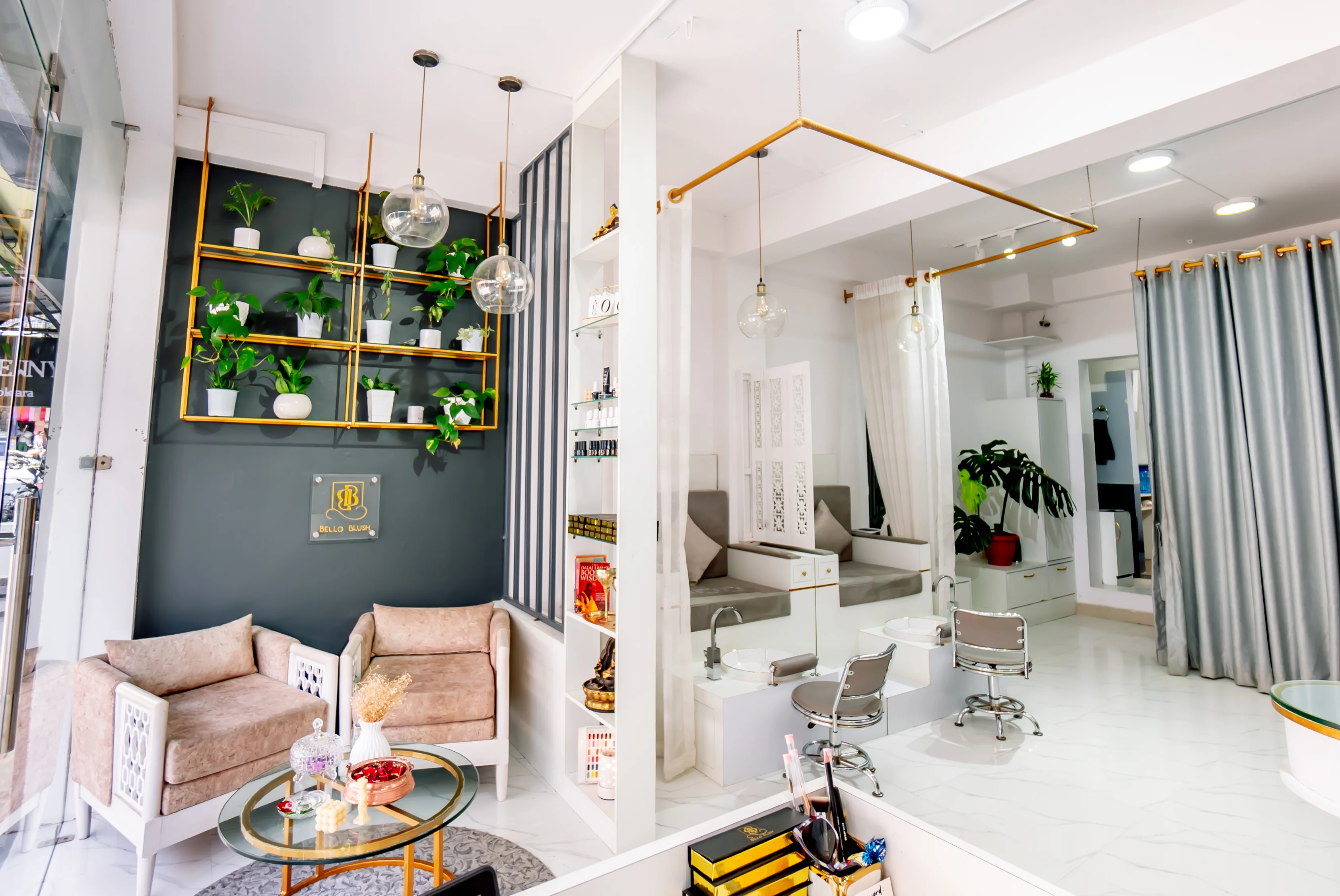 Bello Blush Lakeside interior